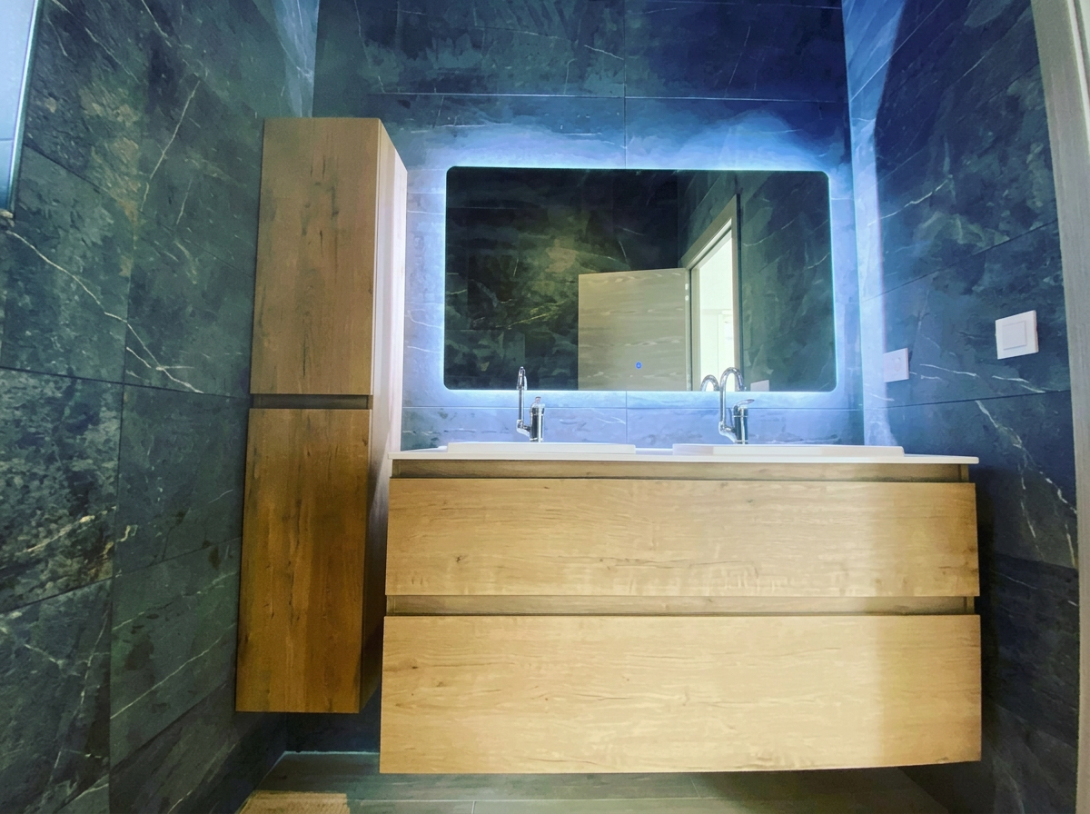 Meuble vasque et miroir installés par RHÔN'EAU à Lyon