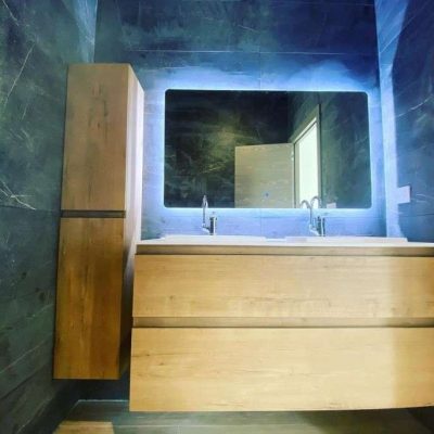 Meuble vasque et miroir installés par Rhôn'eau