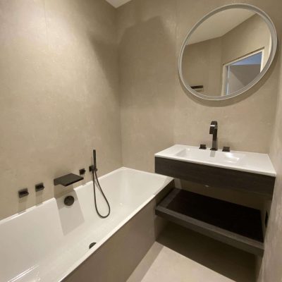 Création de salle de bain aux tons bois par Rhôn'eau