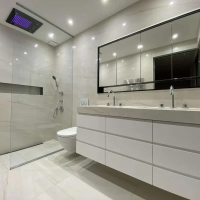 Salle de bain avec douche à l'italienne et paroi vitrée